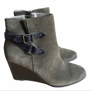 Tahari Sharon Olive Green suede Wedge Booties with brown straps size 6